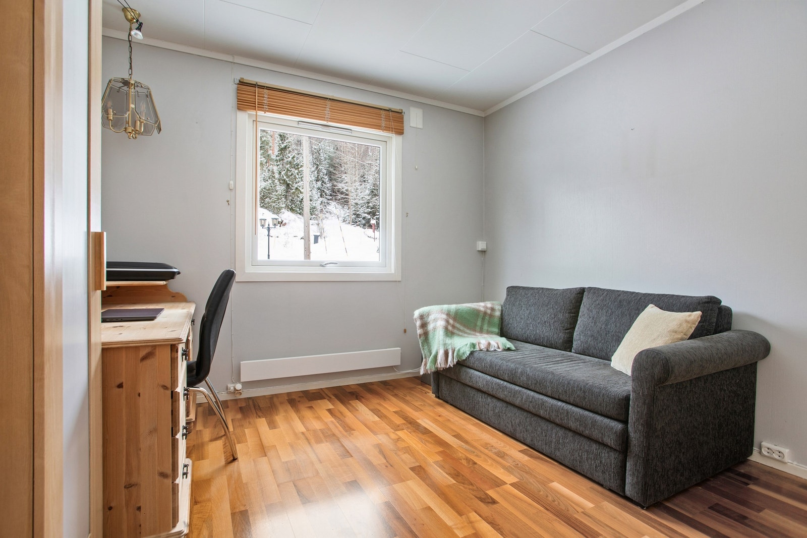 Soverom 2 med plass til dobbeltseng og klesskap også her Galleribilde