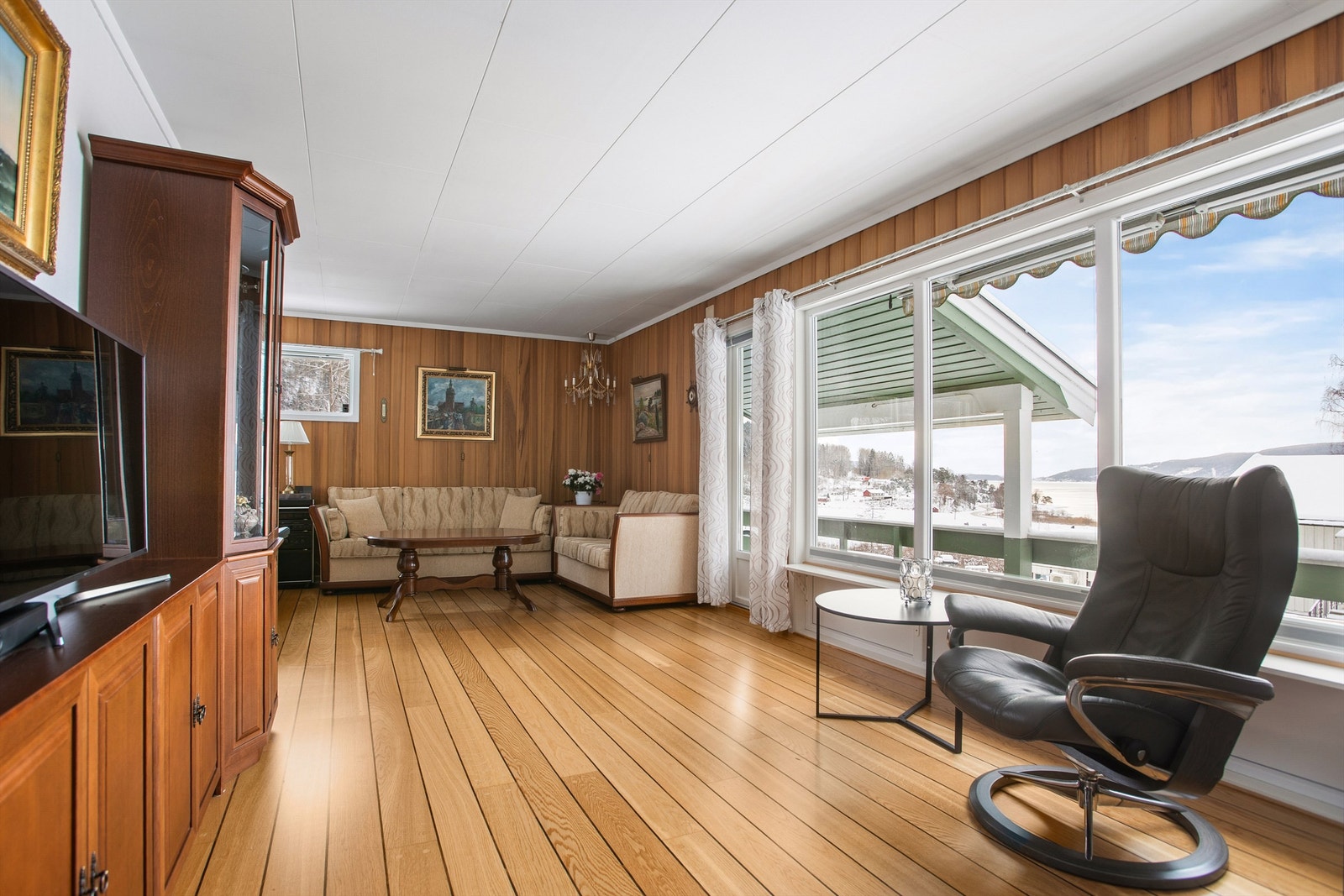 Store vindusflater som sikrer mye naturlig lys i rommet Galleribilde