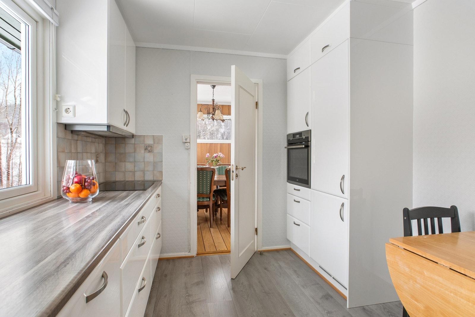 Fra kjøkkenet til spisestuen Galleribilde