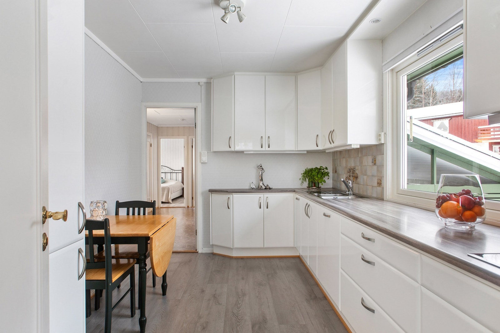 Kjøkken fra 2014 innredet med over- og underskap i lyse slette fronter Galleribilde