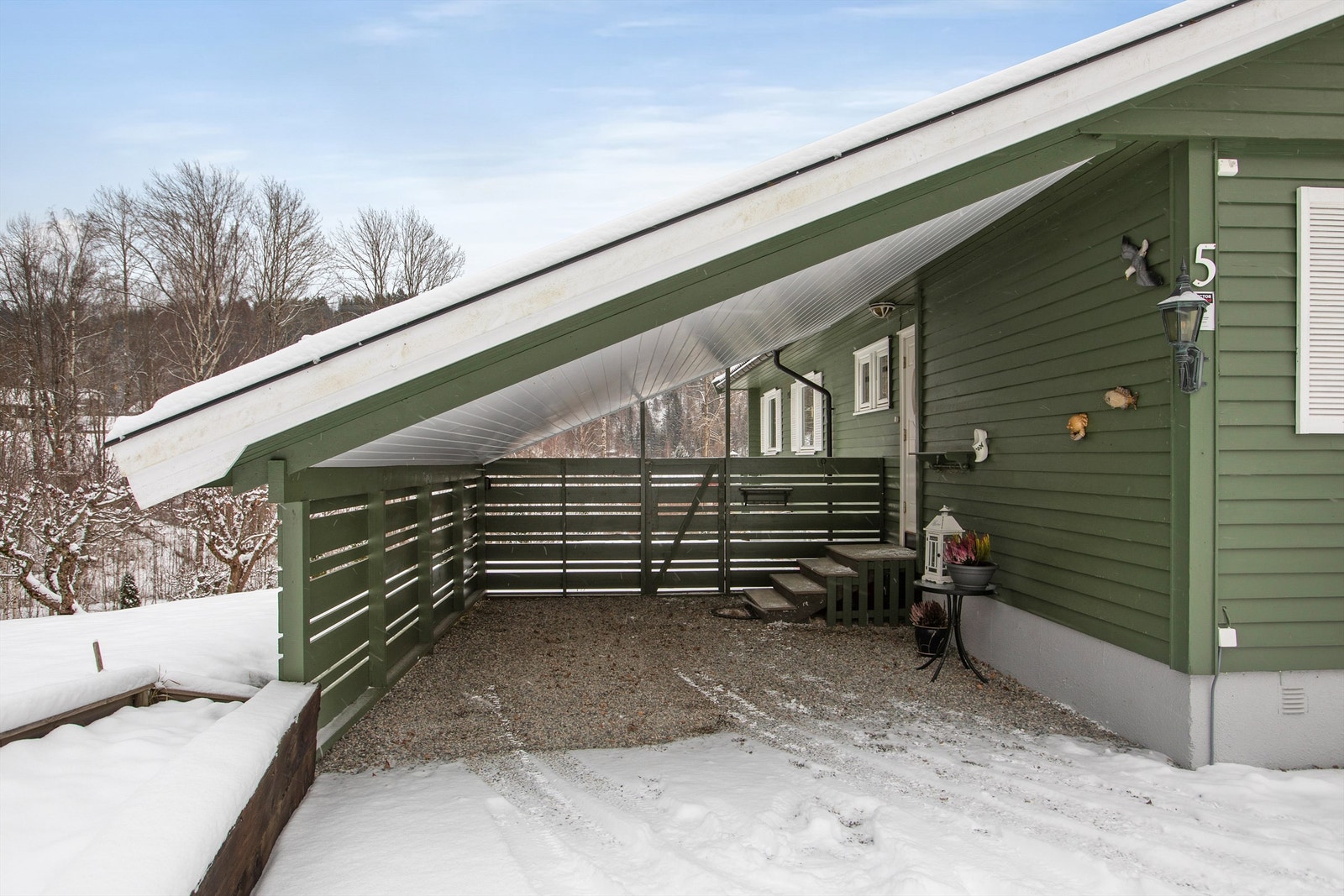 Carport rett utenfor inngangspartiet Galleribilde