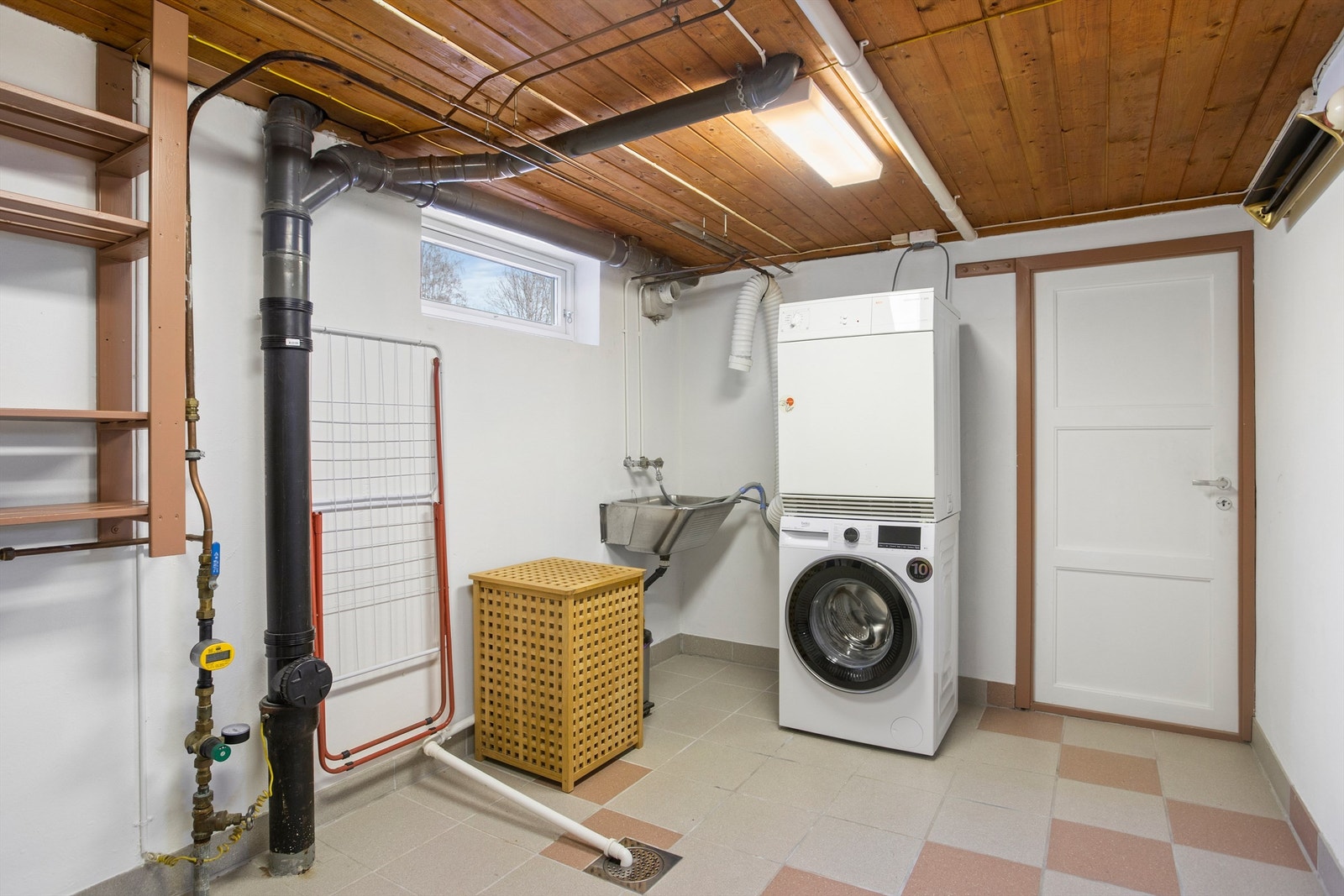 Vaskerom i kjelleretasjen med opplegg for vaskemaskin og tørketrommel. Praktisk utslagsvask og god plass til tørkestativ e.l. Galleribilde