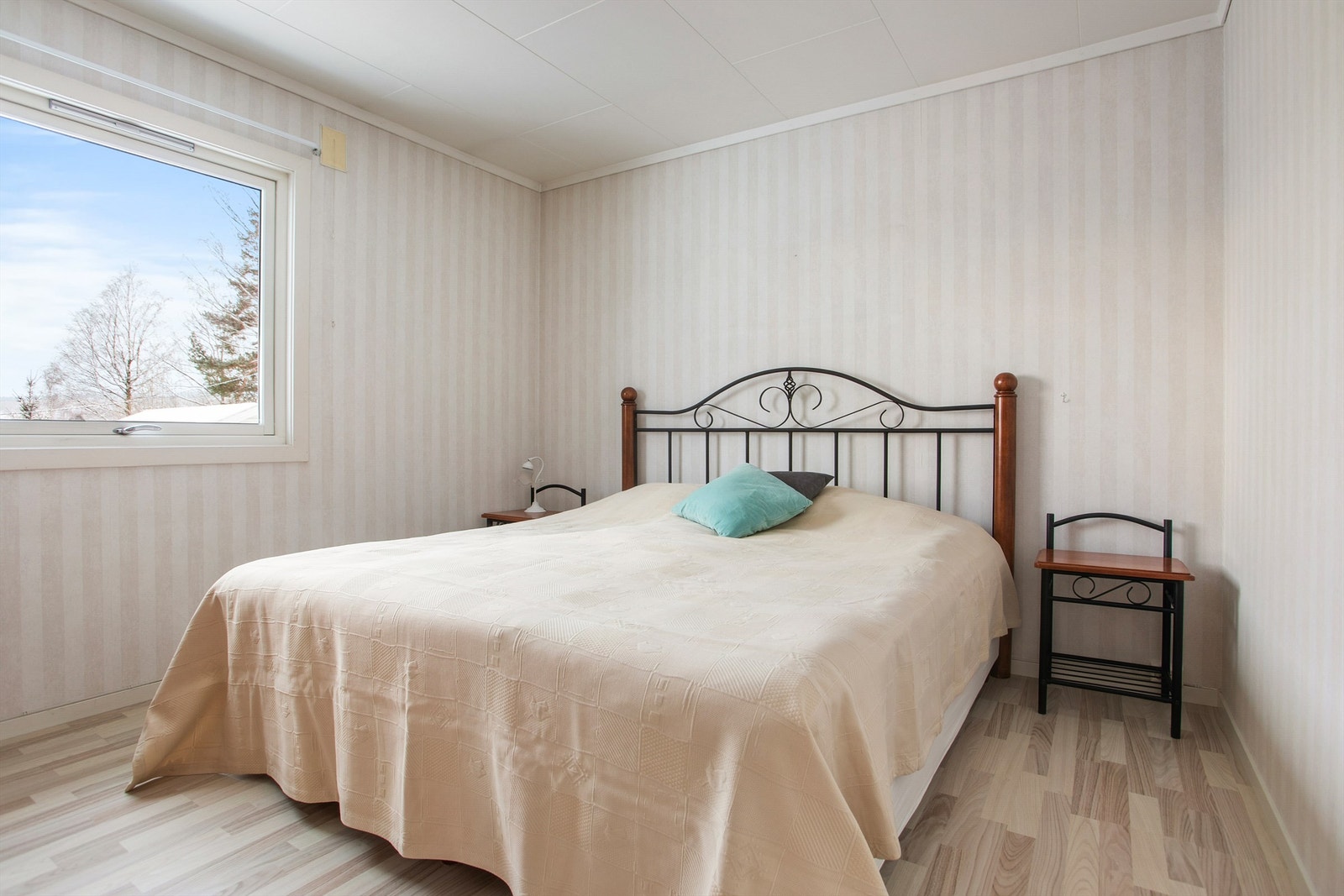 Dagens hovedsoverom med plass til dobbeltseng og garderobeløsning Galleribilde