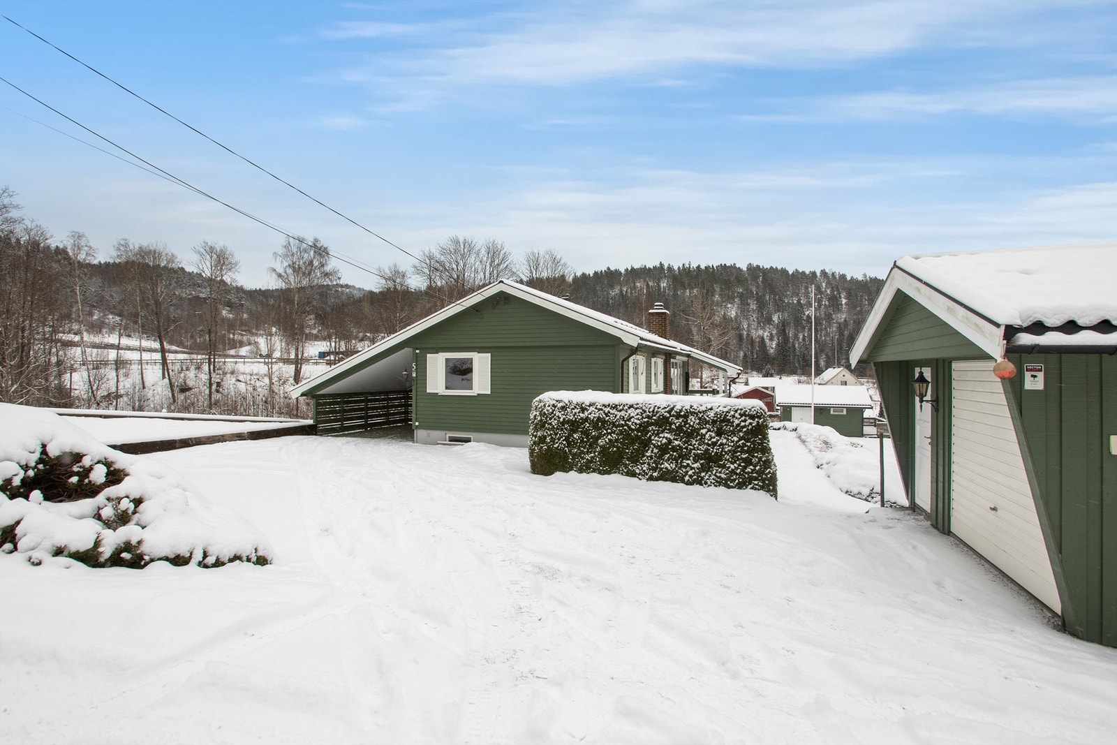 Gårdsplass med plass til flere biler Galleribilde