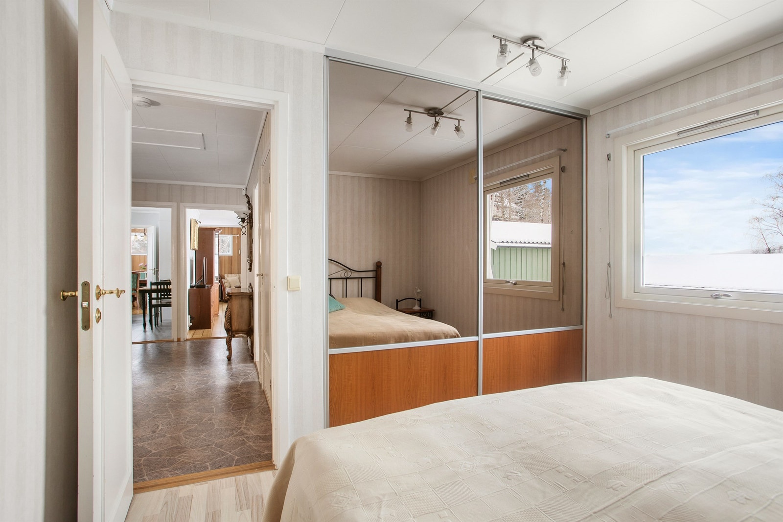 Skyvedørsgarderobe montert på hovedsoverom Galleribilde