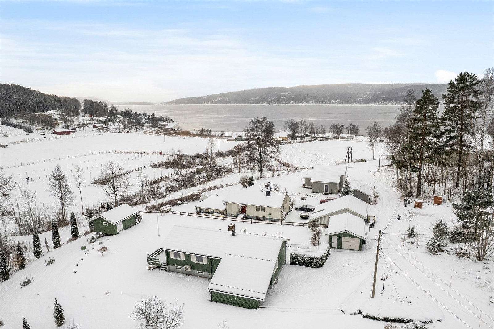 Tomten er på over 2 mål, og er pent opparbeidet med gressplen og diverse beplantning Galleribilde