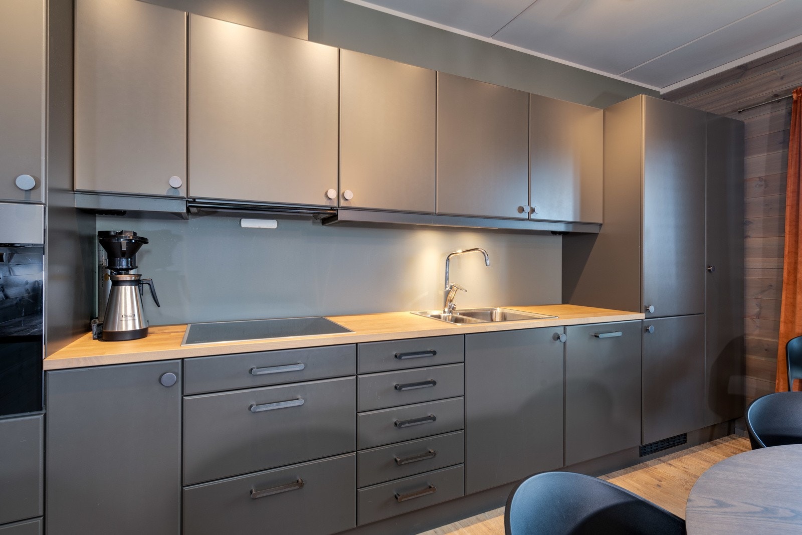 Kjøkkenet har en flott innredning fra Grønvold Snekkerverksted med glatte fronter og benkeplate i heltre eik. Galleribilde