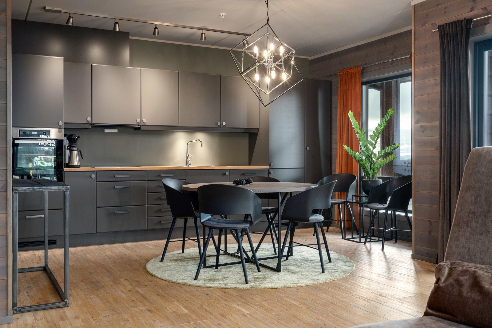 Kjøkkenet og spisestuen sett fra stuen. Galleribilde