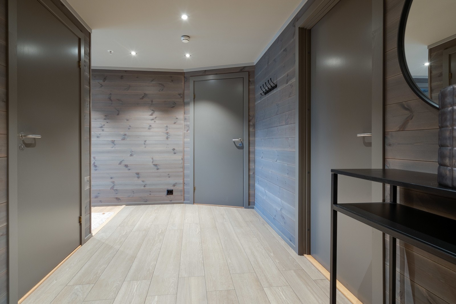 Leiligheten har en innbydende entré med fliser på gulv, panel på veggene og malt himling med downlights. Det er vannbåren varme i gulv. Galleribilde