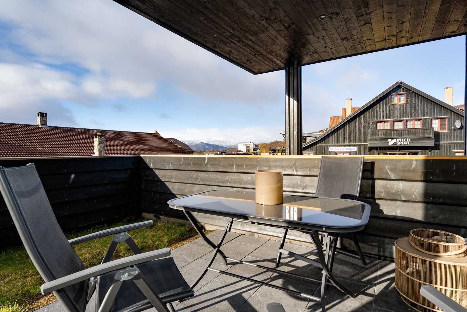 Leiligheten ligger i sentrum av Beitostølen med umiddelbar nærhet til alpinbakkene, restauranter, dagligvarebutikker med mer. Galleribilde