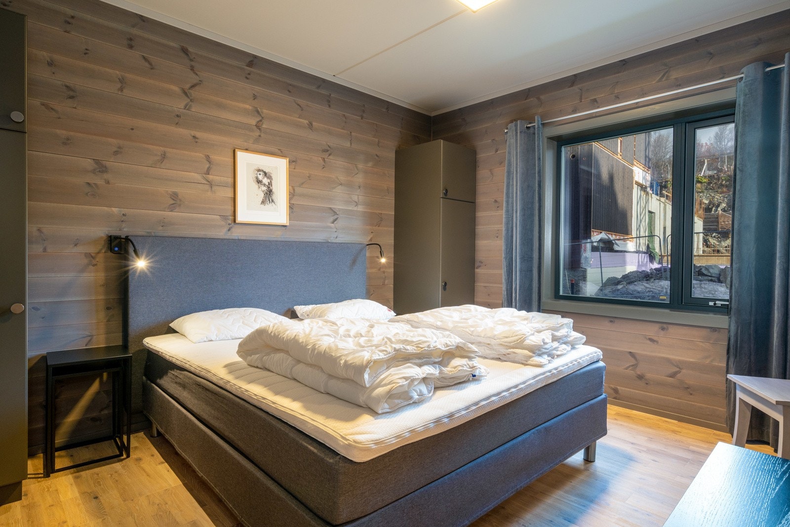 Leiligheten har 3 soverom, alle med eikeparkett på gulv, liggende panel på veggene og malt betongtak. Hovedsoverommet har også bad "en-suite". Galleribilde