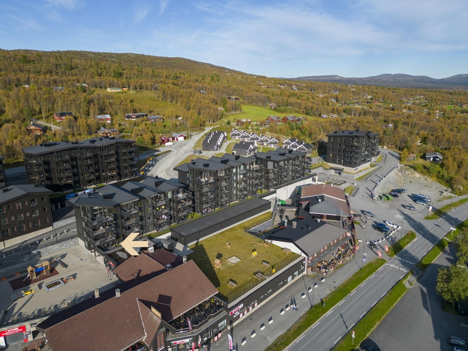 Leiligheten ligger i populære Riddertunet og har umiddelbar nærhet til alpinbakkene, restauranter, cafeer, sportbutikker med mer. Galleribilde