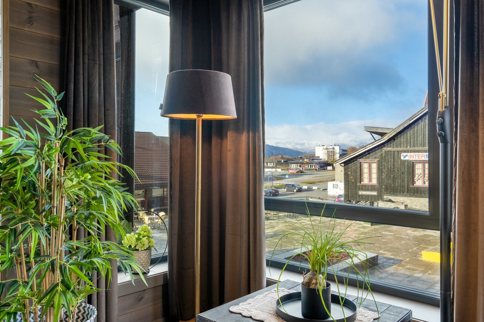 Fra stuen har man fin utsikt mot fjellene. Galleribilde