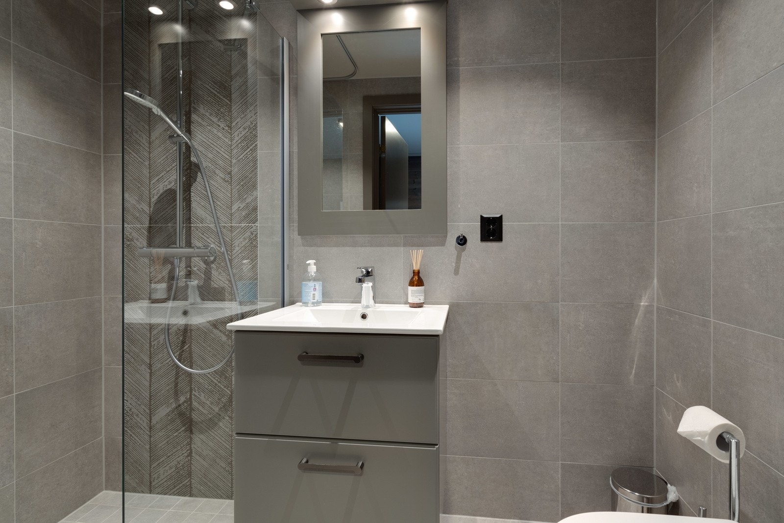 Leiligheten har to meget lekre baderom med delikate fliser på vegg og gulv, samt vannbåren gulvvarme. Dette badet ligger i suiteløsning med hovedsoverommet. Galleribilde