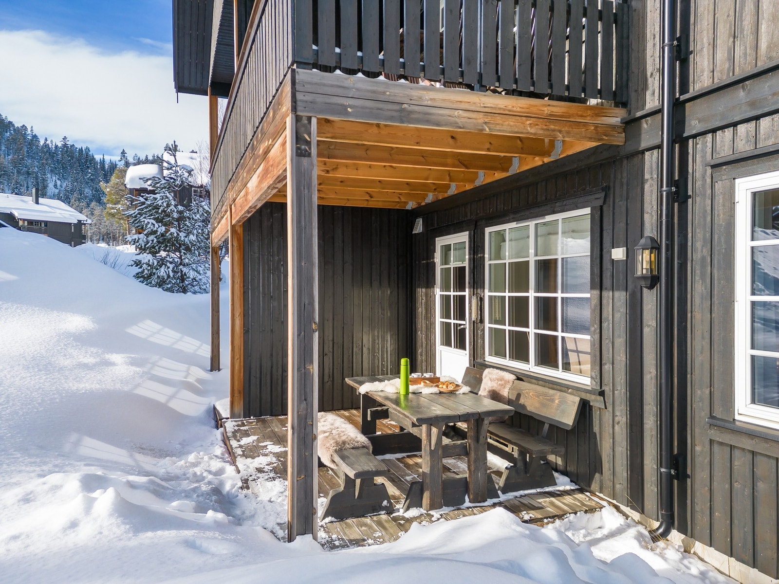 Leiligheten har en egen overbygd platting med utgang fra kjøkken/spisestue Galleribilde