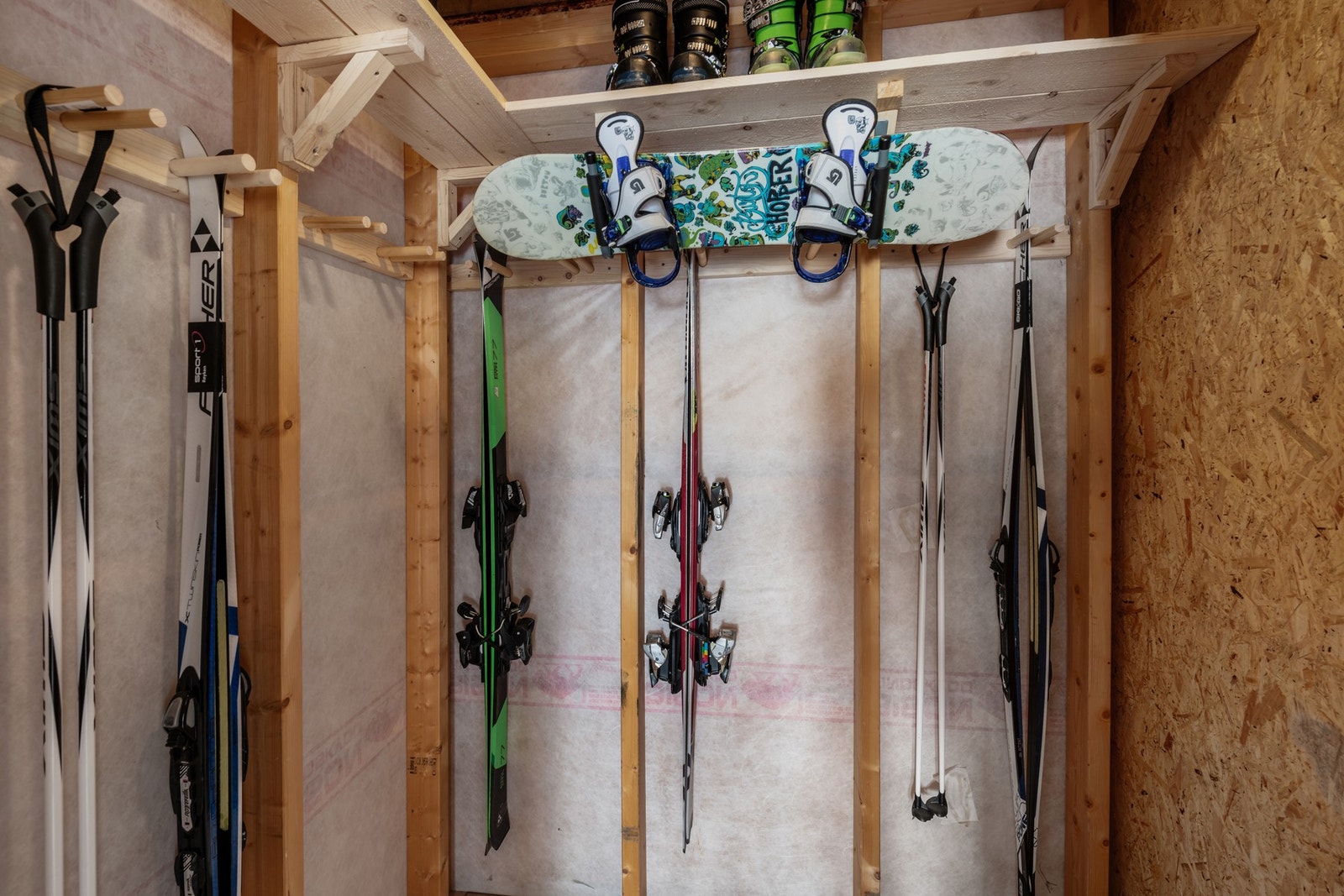 Skistall i den utvendige boden ved inngangspartiet Galleribilde