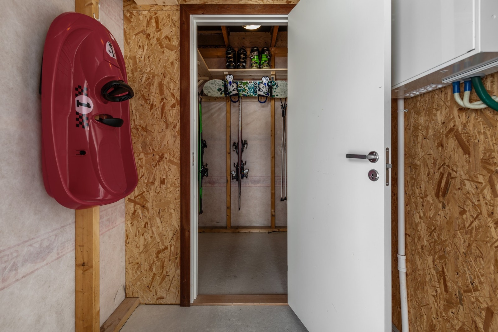 Utvendig bod ved inngangspartiet Galleribilde