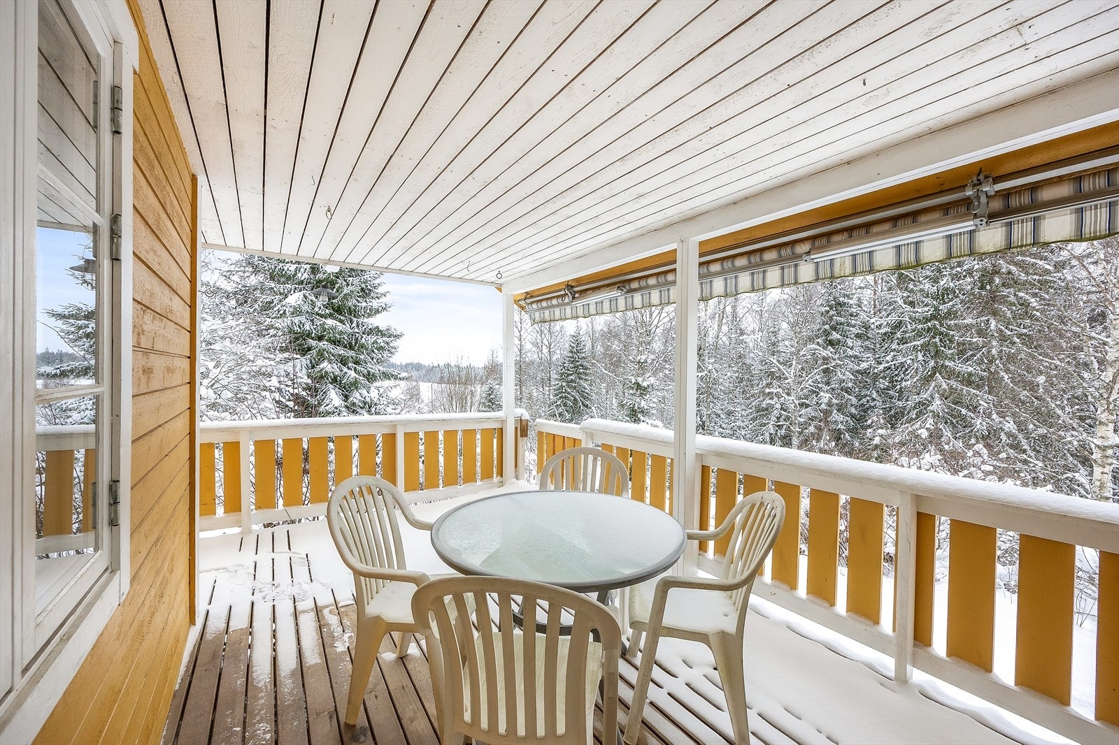 Boligen har både en overbygd veranda og en frittstående terrasse. Galleribilde