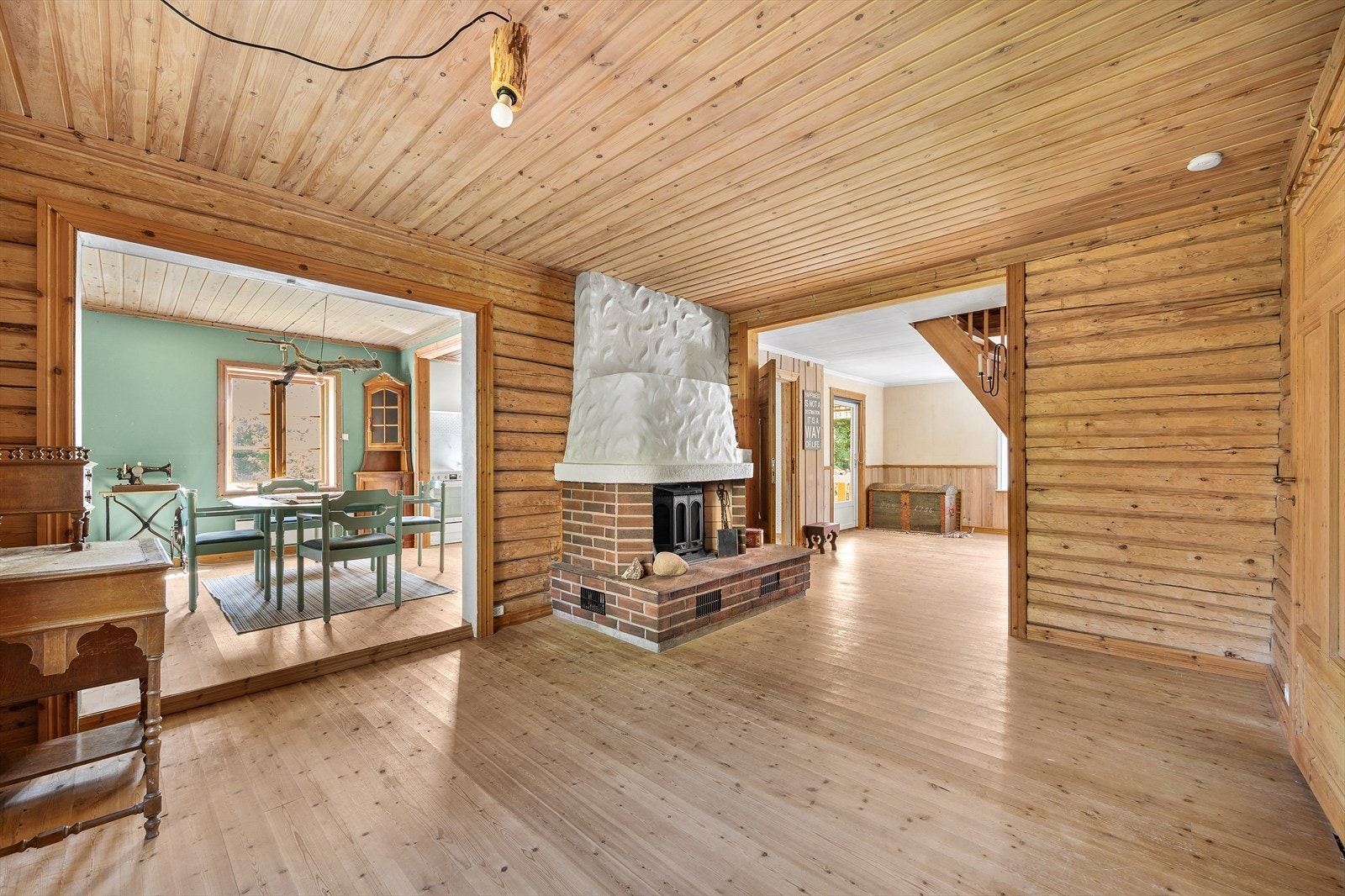 En av stuene har en murt peis. Galleribilde