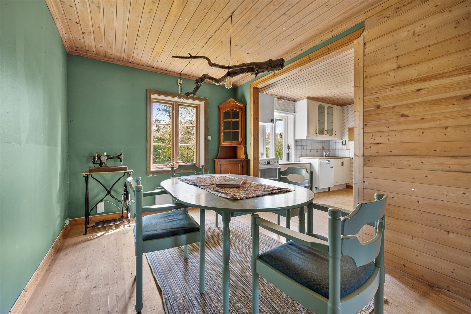 Spisestuen ligger praktisk plassert nærmest kjøkkenet. Galleribilde