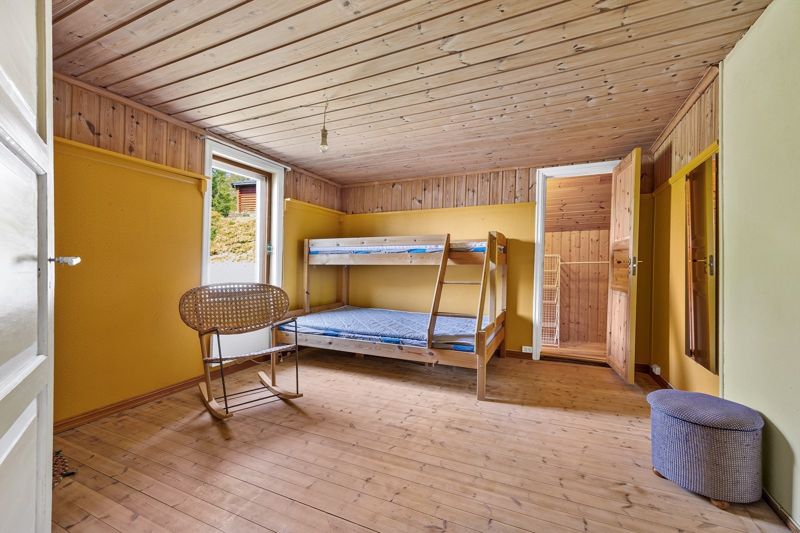 Rommene har tregulv og vegger i ulik utførelse. Galleribilde