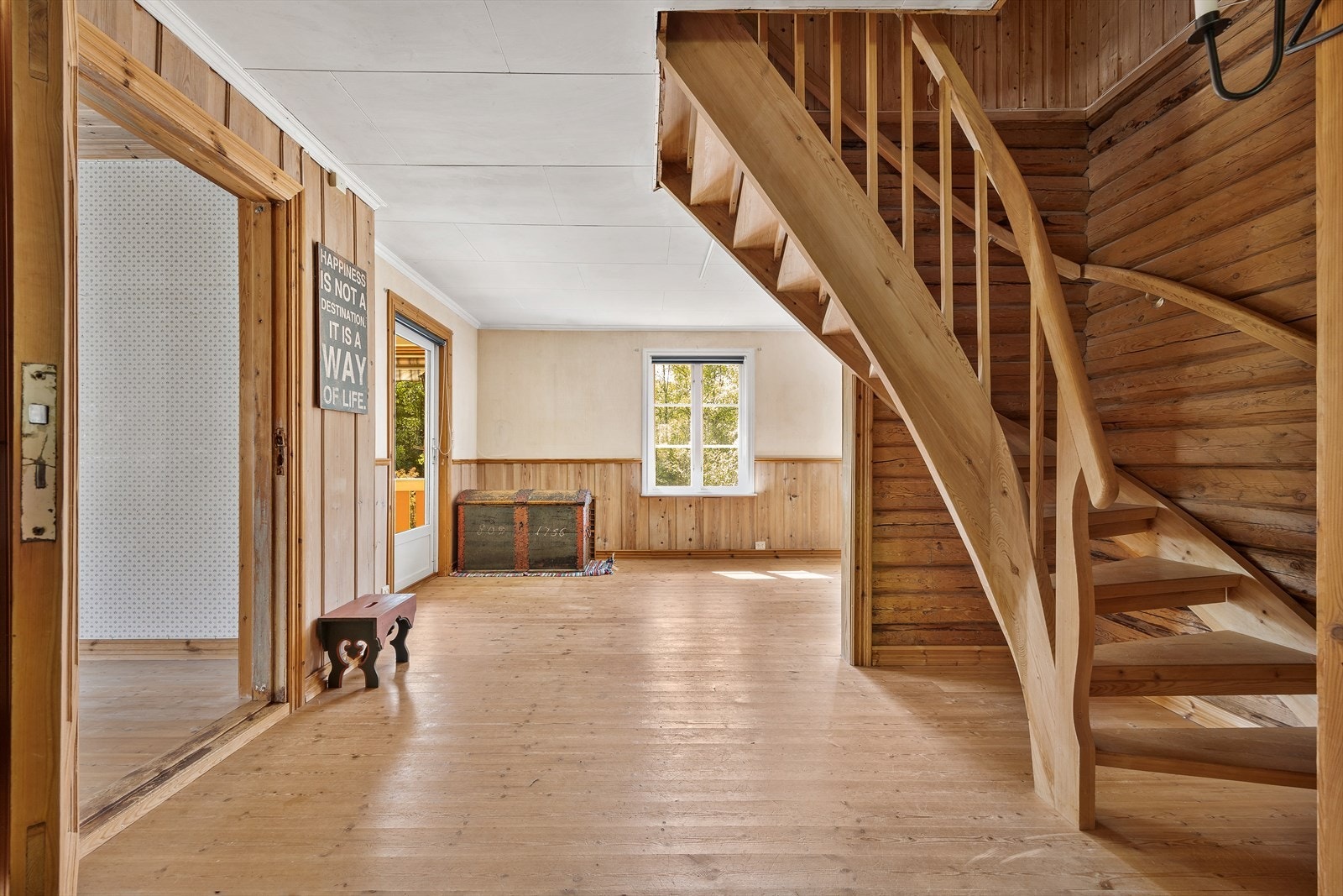 En solid tretrapp binder etasjene sammen. Galleribilde