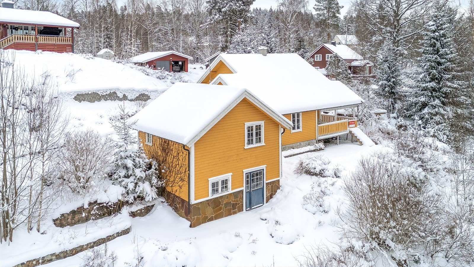 En sjarmerende enebolig med romslig planløsning og stor, solrik tomt.
Boligen trenger noe oppussing for å møte dagens standard - men her kan du skape deg ditt drømmehjem! Galleribilde