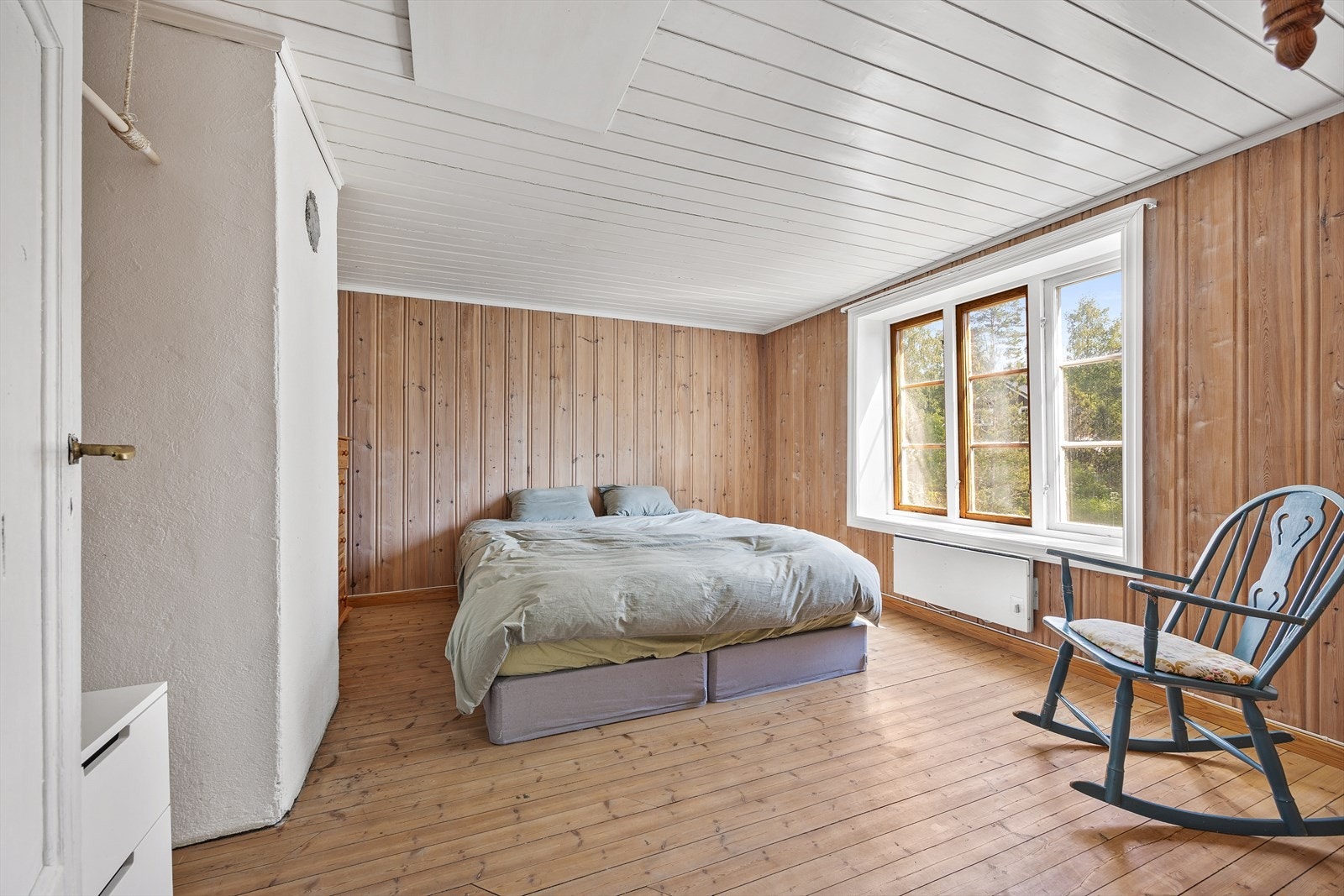 Boligens to store soverom ligger samlet i loftetasjen - begge er på 13 kvm hver. Galleribilde