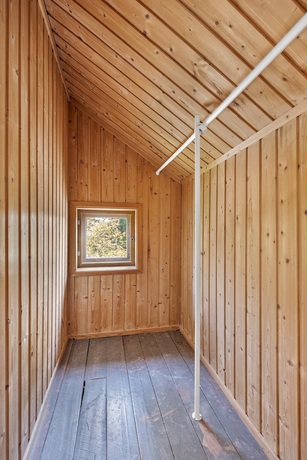 Videre er det også et kott på rundt 2 kvm i loftetasjen - så her er det godt med oppbevaringsplass. Galleribilde