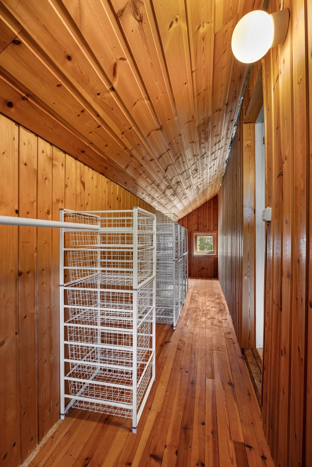 Fra det ene soverommet er det adkomst til et kott med et gulvareal på ca. 8 kvm. Galleribilde