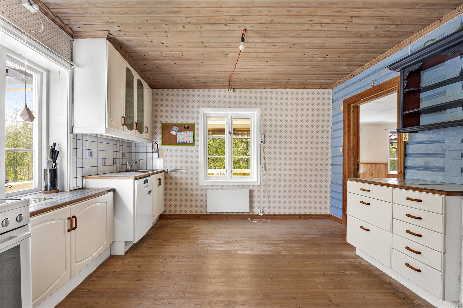 Det er avsatt plass til komfyr og opplegg for oppvaskmaskin. Galleribilde