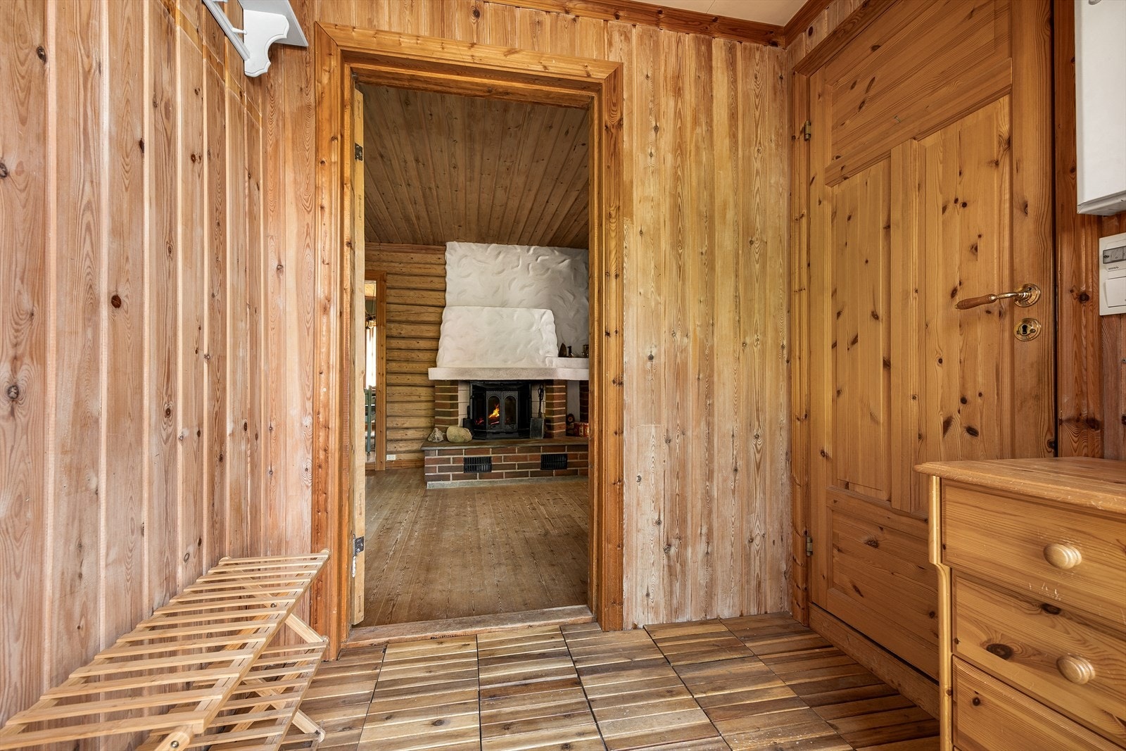 Inne venter et romslig vindfang - hvor det er god plass til garderobemøblement. Galleribilde