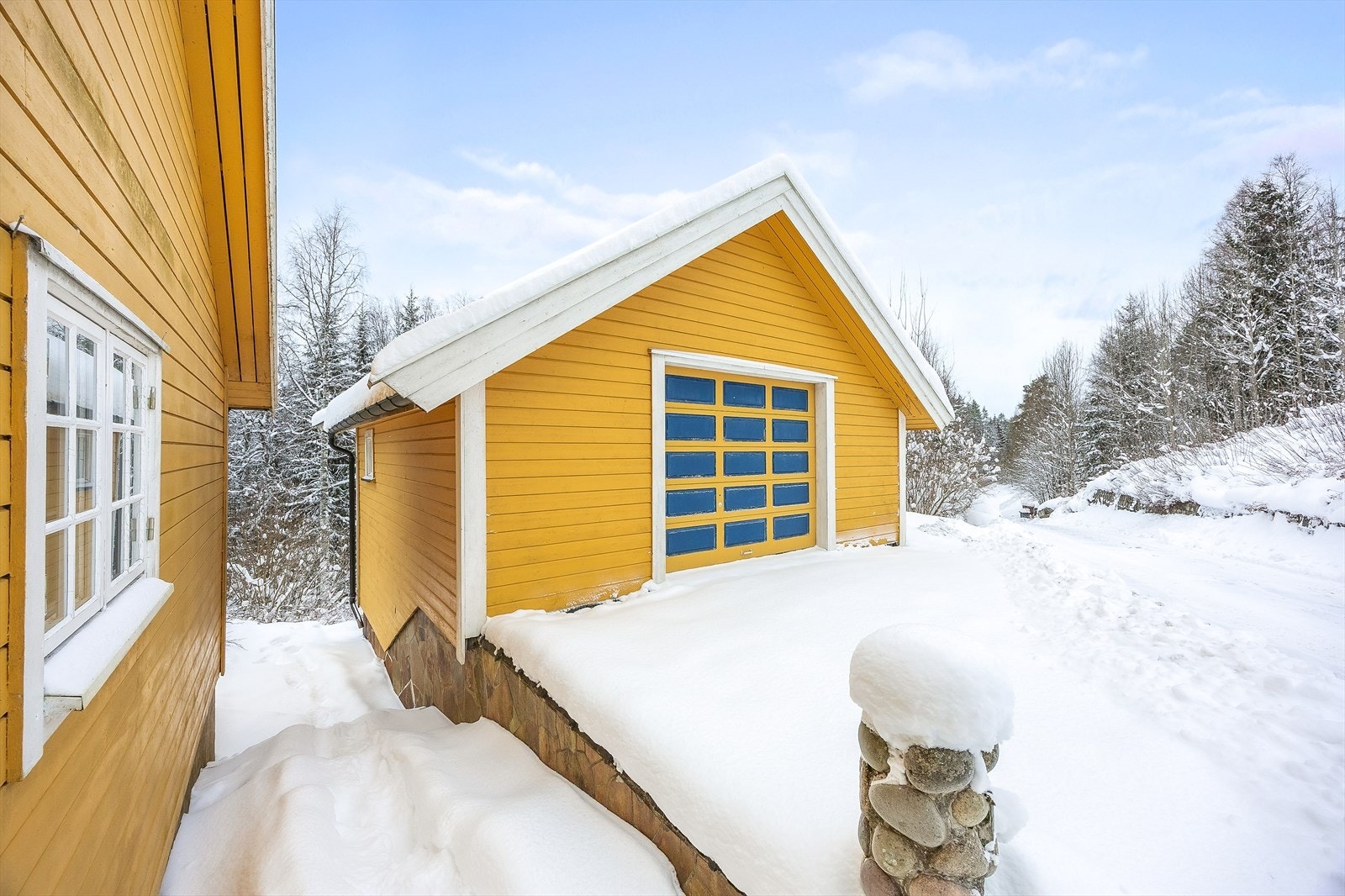 Parkering kan gjøres i garasjen som har et areal på ca. 33 kvm. Eller du kan parkere på gårdsplassen. Galleribilde