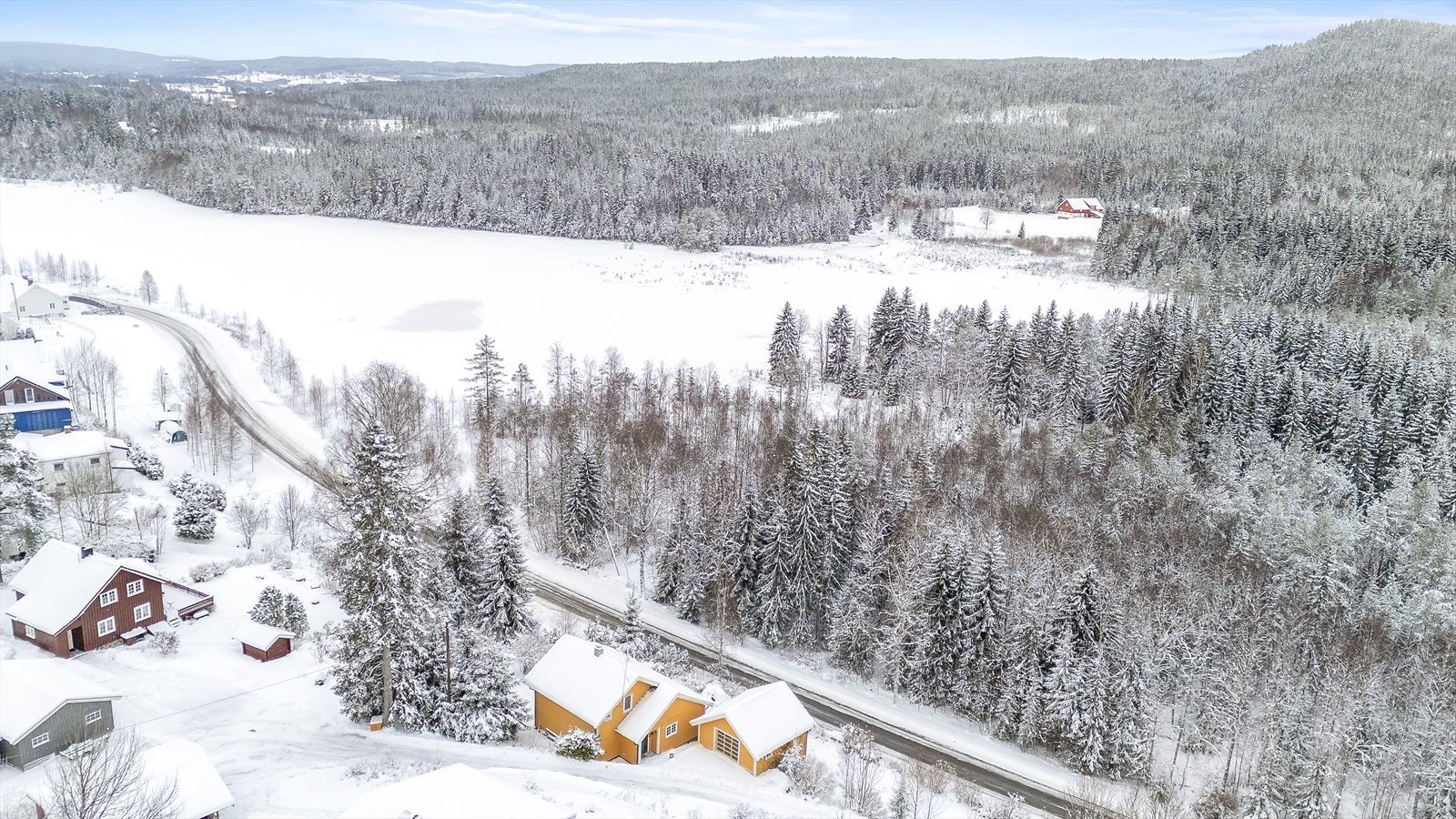 Eiendommen ligger like ved Klubbetjenn og i et område som byr på gode turmuligheter. Galleribilde