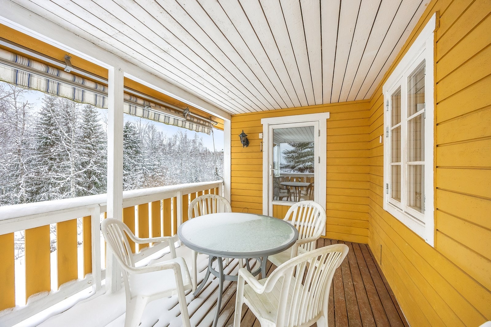 Verandaen er overbygd, og har i tillegg en markise for effektiv solskjerming. Galleribilde