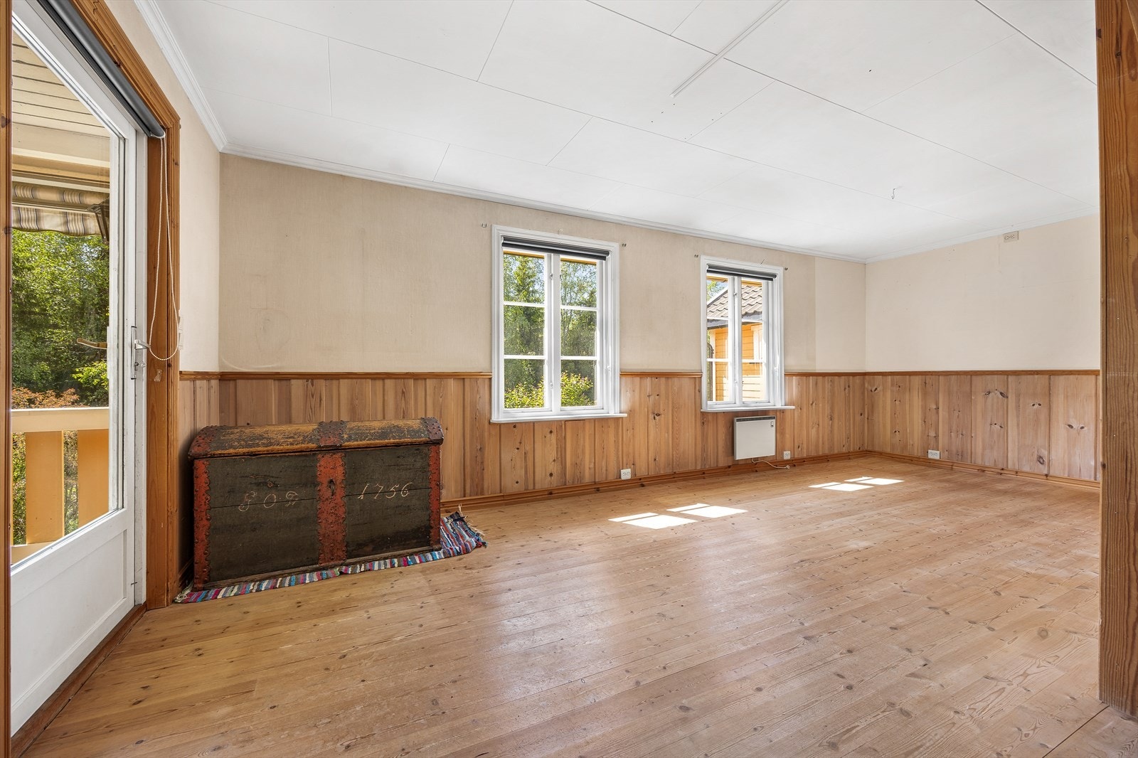 Det er godt naturlig lysinnfall fra vindusflatene. Fra den ene stuesonen er det utgang til den overbygde verandaen. Galleribilde