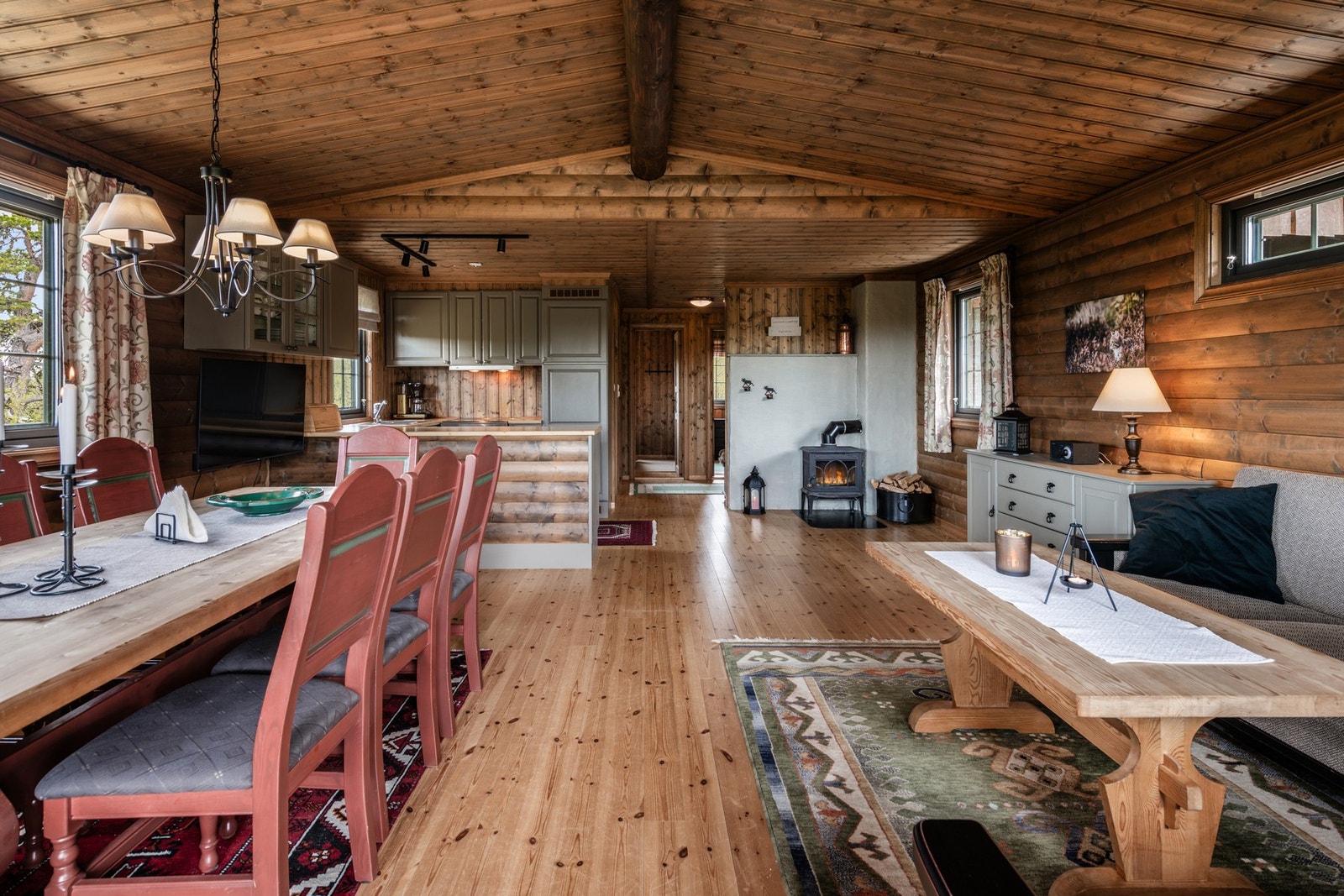 Kjøkken med åpen løsning til spisestue Galleribilde