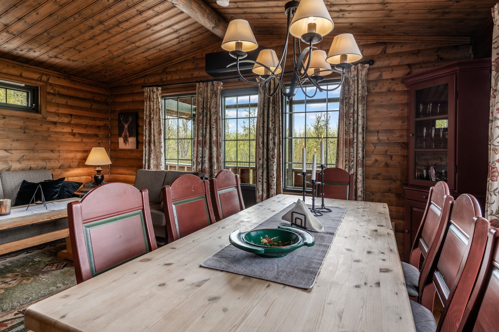 Fra stue/spisestue har man utgang til overbygd terrasse Galleribilde