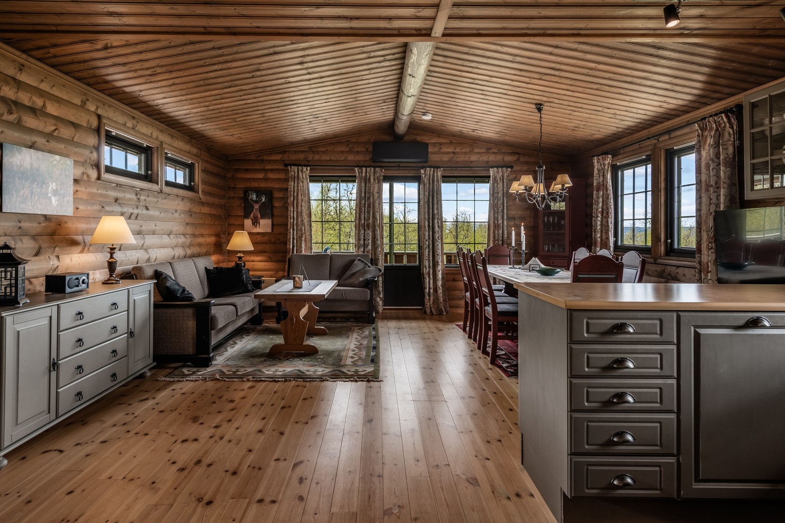 Plass til spise og sittegruppe, åpen løsning mot kjøkken Galleribilde