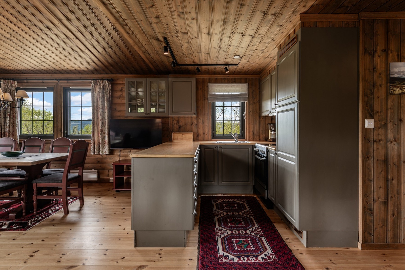 Innredning med profilerte fronter. Benkeplater i laminat. Integrert oppvaskmaskin og kjøleskap Galleribilde