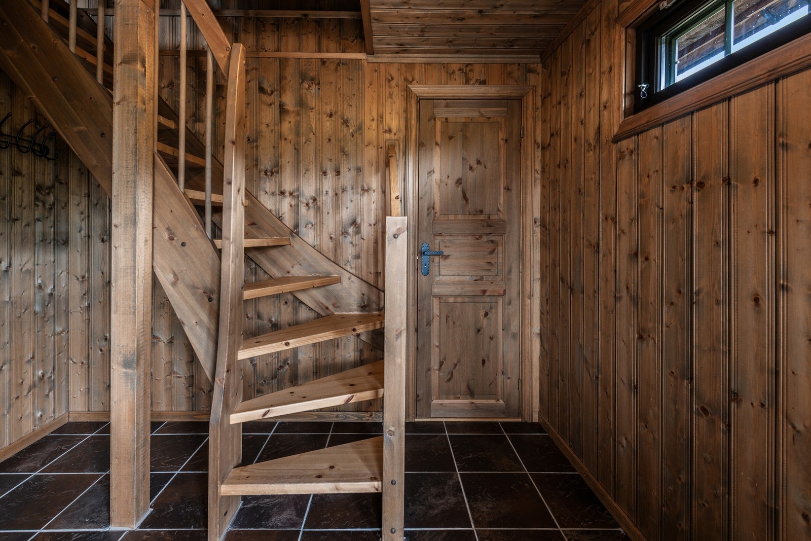 Trappeløp opp til loftsetasje fra entrè og tilgang til bod. Galleribilde