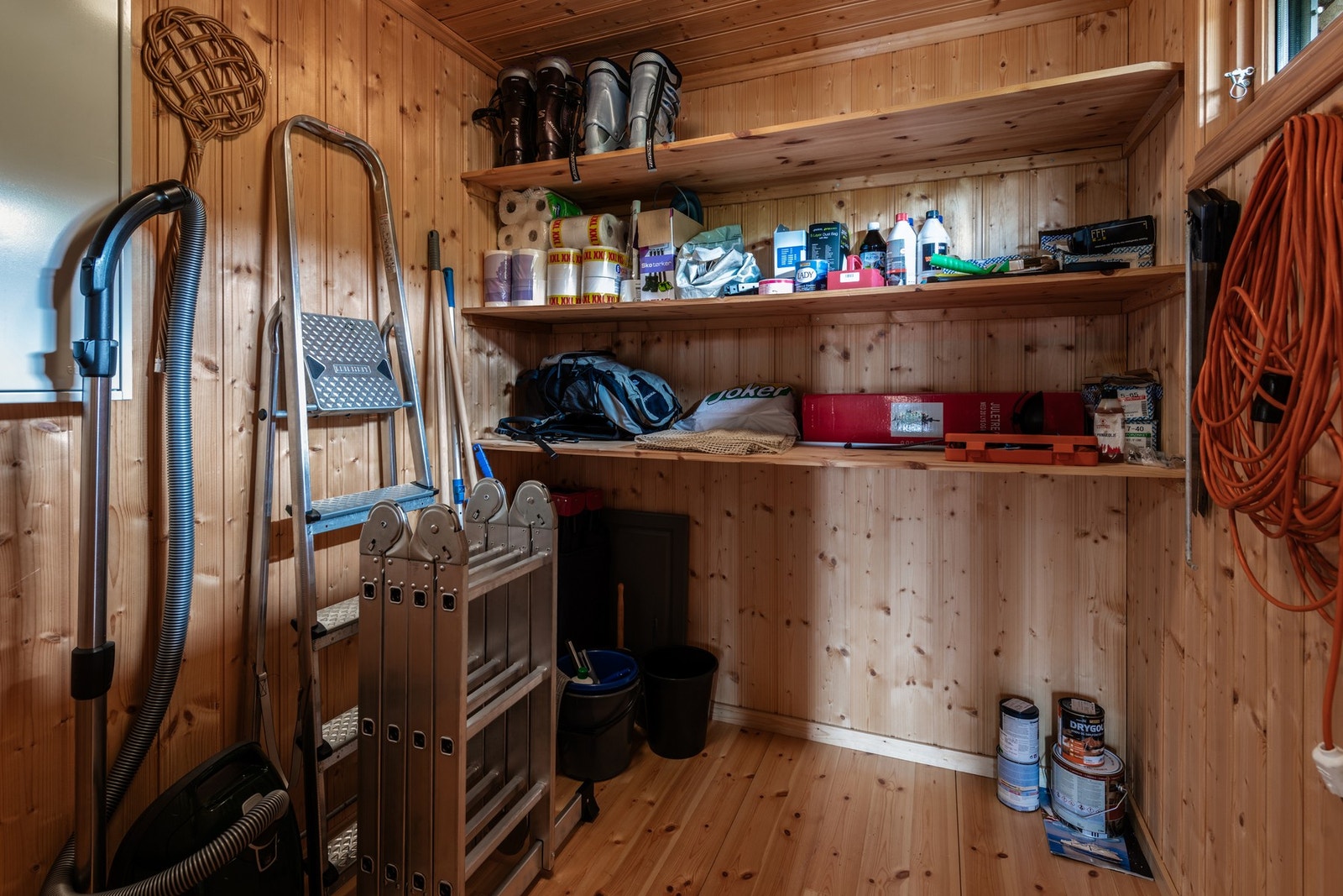 Bod som er innredet med hyller. Praktisk lagringsplass. Galleribilde