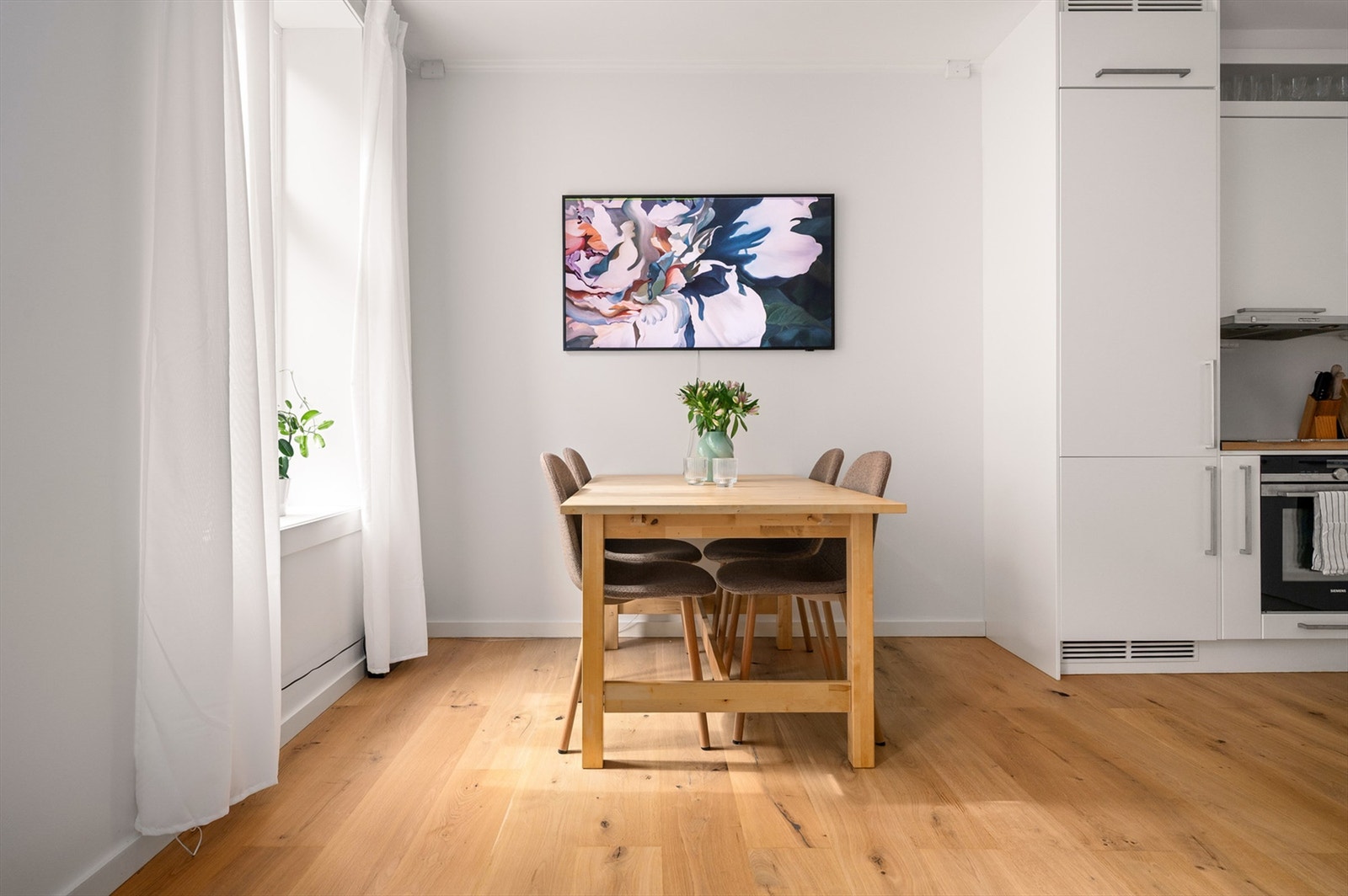 Vinduer byttet i 2023 for bedre isolasjon og energibesparelse. Galleribilde