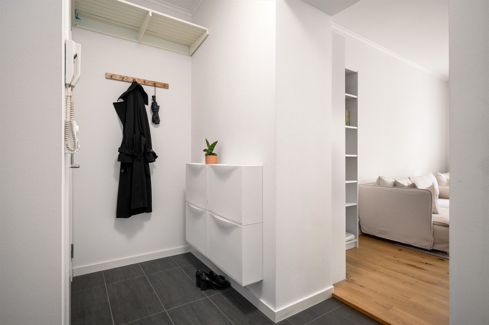 Gangen har praktisk og slitesterkt underlag og god plass til yttertøy og sko. Galleribilde