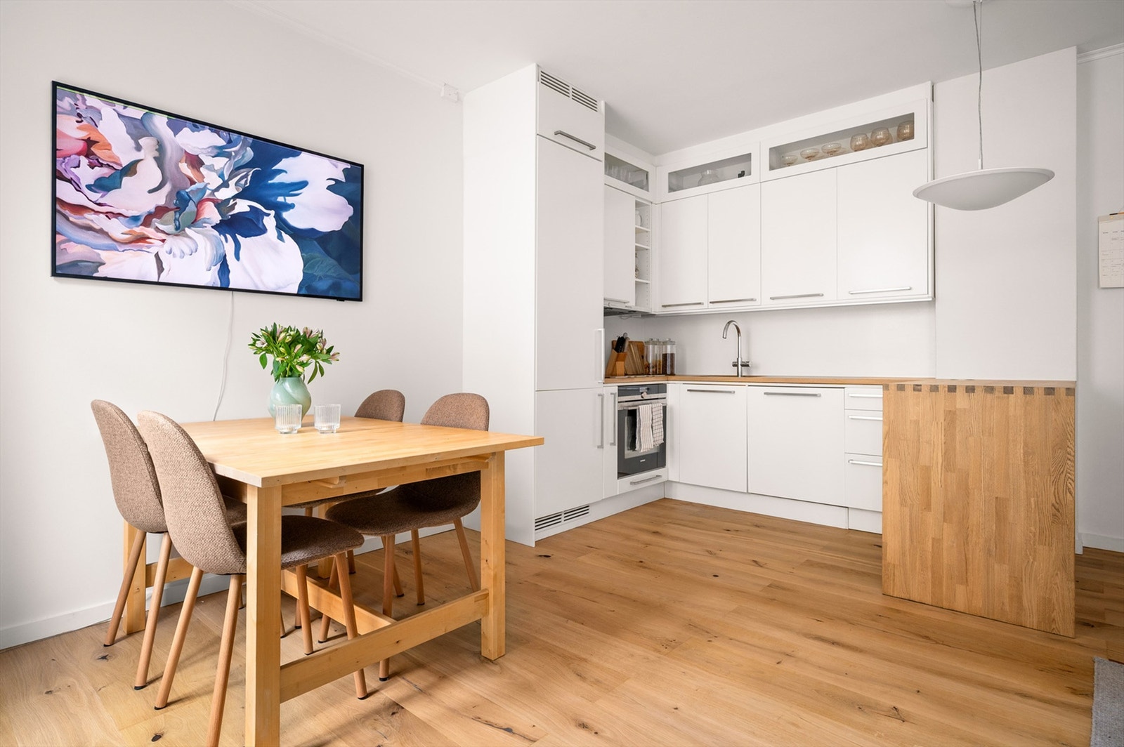 Kjøkken fra Drømmekjøkkenet - Integrerte hvitevarer og Grohe-kran med kokefunksjon. Galleribilde