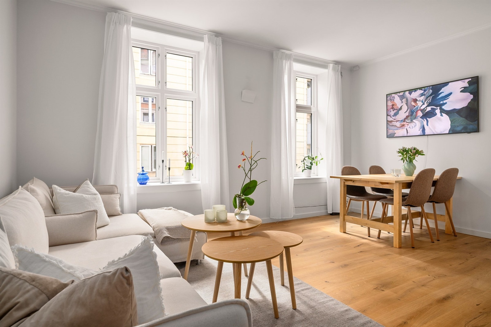 Gjennomgående planløsning med god takhøyde og store vinduer som gir rikelig med dagslys. Galleribilde