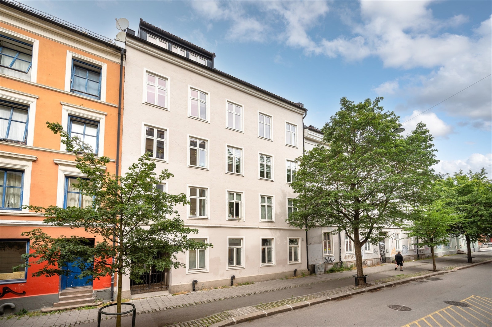 Gangavstand til T-bane og buss, ca. 500 meter til både Grønland og Tøyen stasjon, samt flere buss- og trikkelinjer. Galleribilde