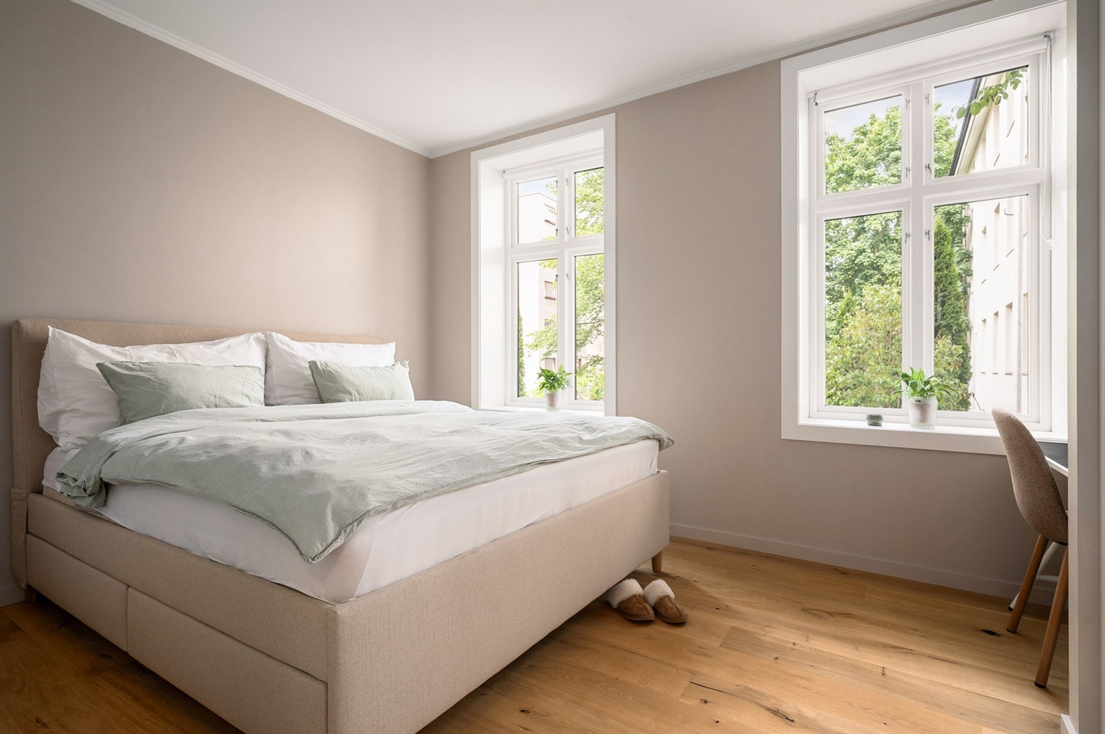 Romslig soverom som vender mot rolig bakgård. Galleribilde