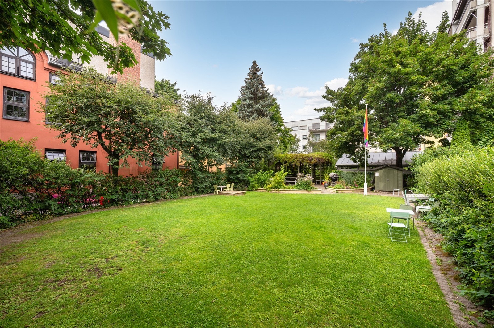 Store plenarealer, pergola, sittegrupper og felles grillplass for sosiale sammenkomster. Galleribilde