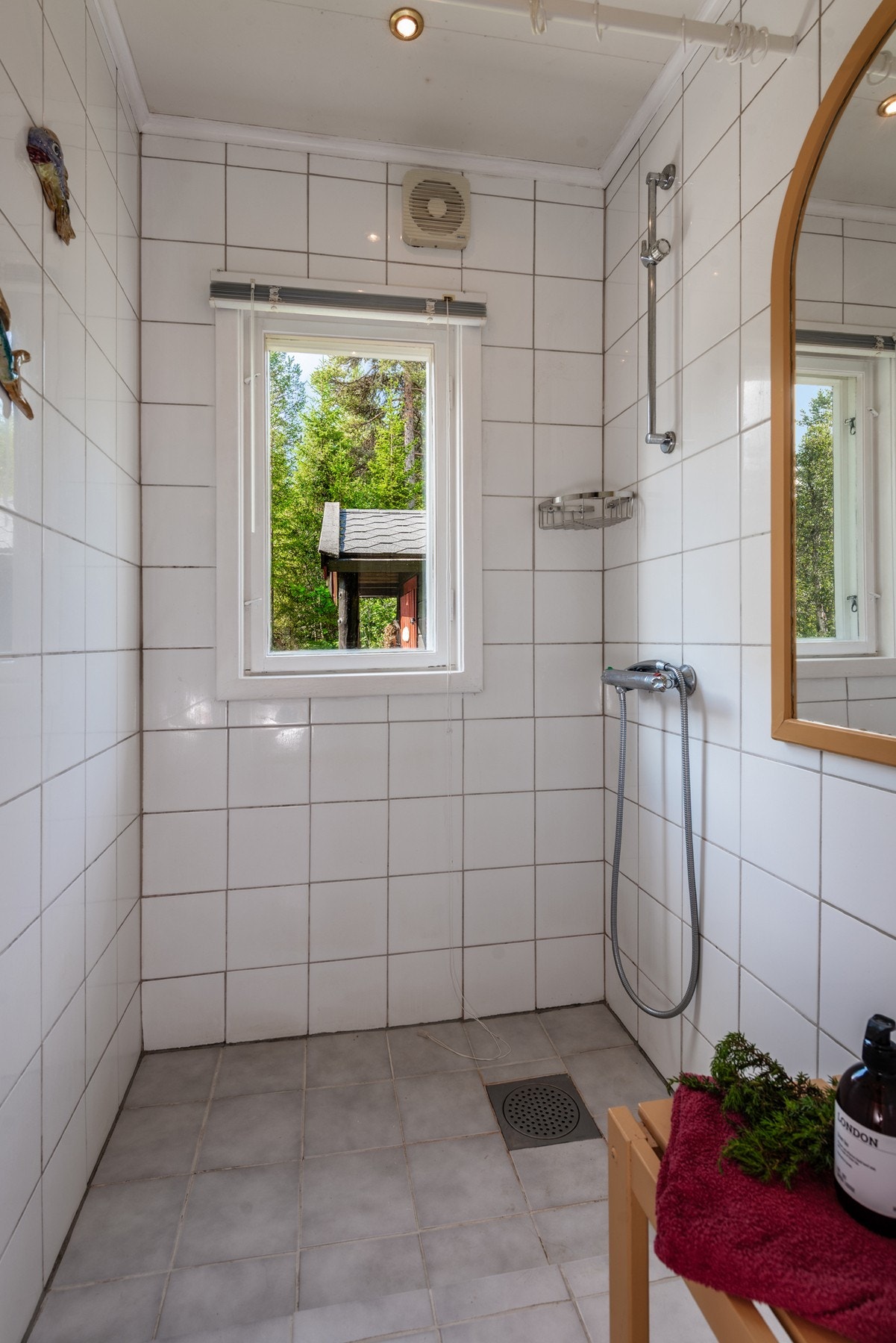 Dusjrom med flislagte overflater. Galleribilde